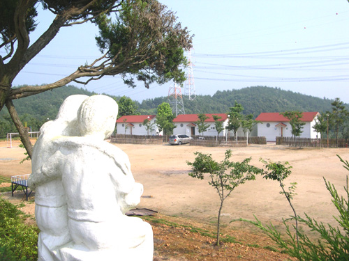 폐교를 다시 고쳐 자연 체험학습장으로 꾸민 펜션형 연수원. 바로 앞이 가로림만 바닷가이다 